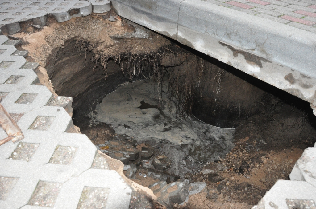 Caurums caurulē pazudina ielu