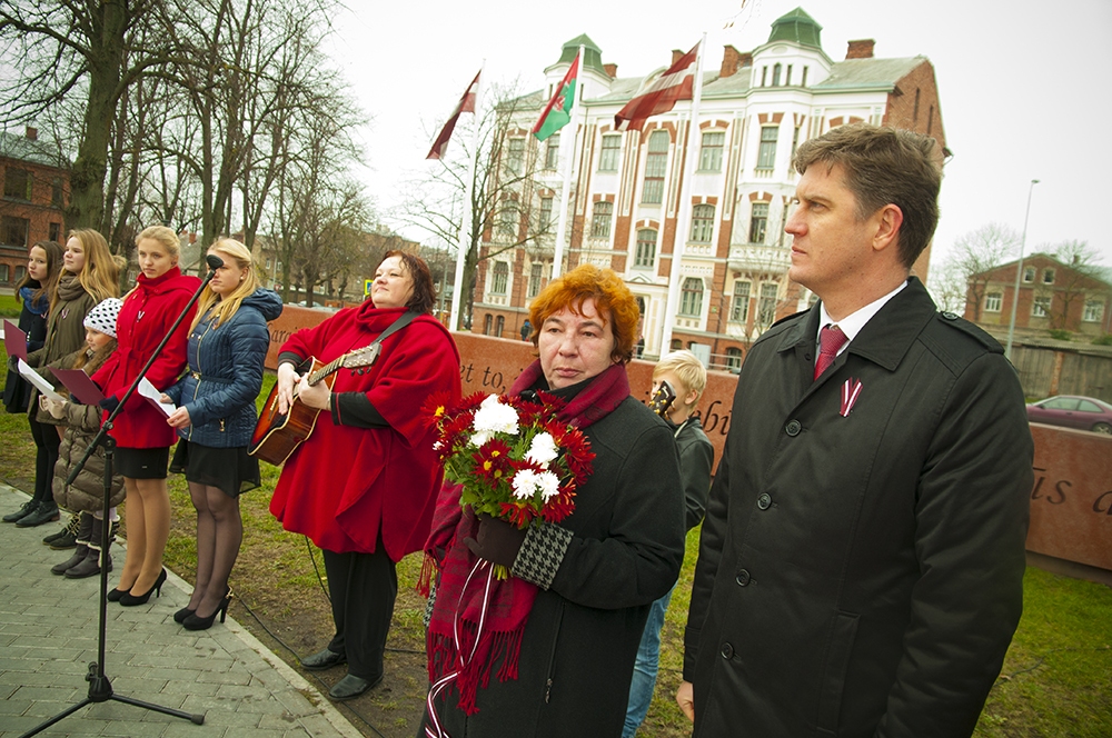 10.vidusskolas svinīgā līnija Čakstes laukumā