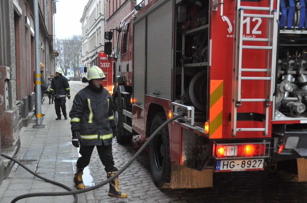 Ugunsgrēks izceļas kāpņu telpā; maldina glābējus