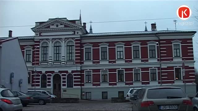 Liepājas ielās klusi slīd elektromobilis