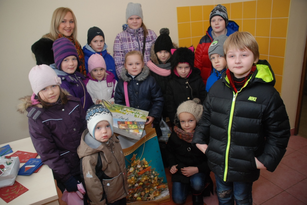 Gatavo Ziemassvētku apsveikumus adoptēto dzīvnieku jaunajiem saimniekiem