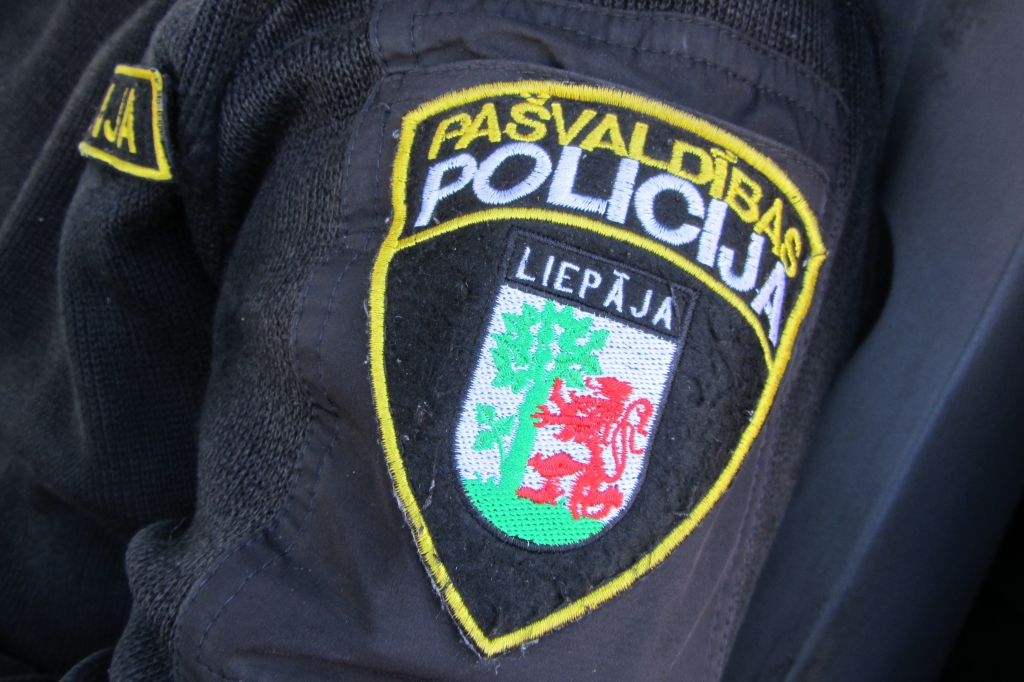 Papildināts – Vīrietis ielaužas draudzenes dzīvoklī un pats izsauc policiju