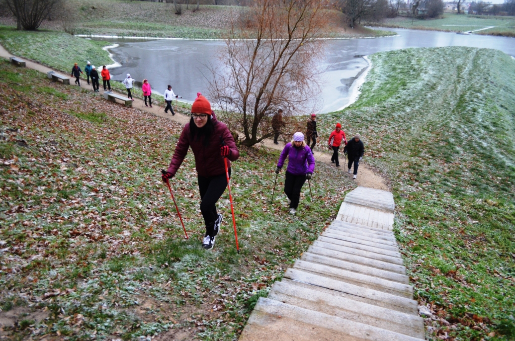 Kāpēc sporta stundā neiemācīties nūjošanu?
