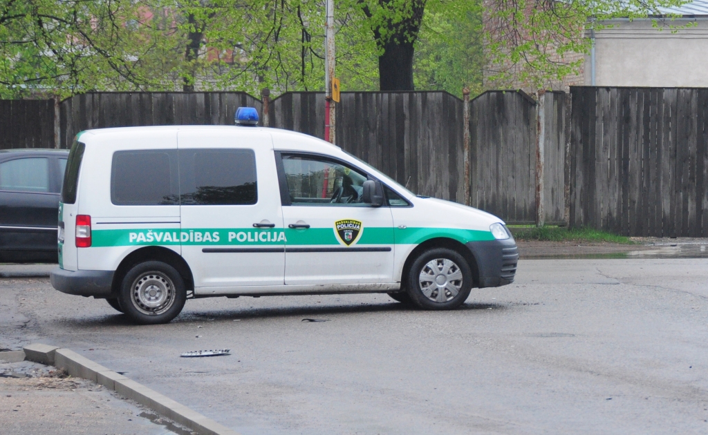Reibumā dauzās pie svešām durvīm