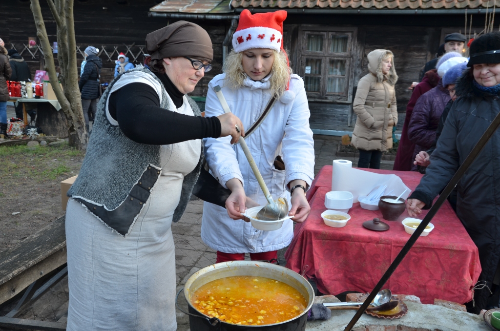 Kungu ielas kvartālā iepērkas un līksmo