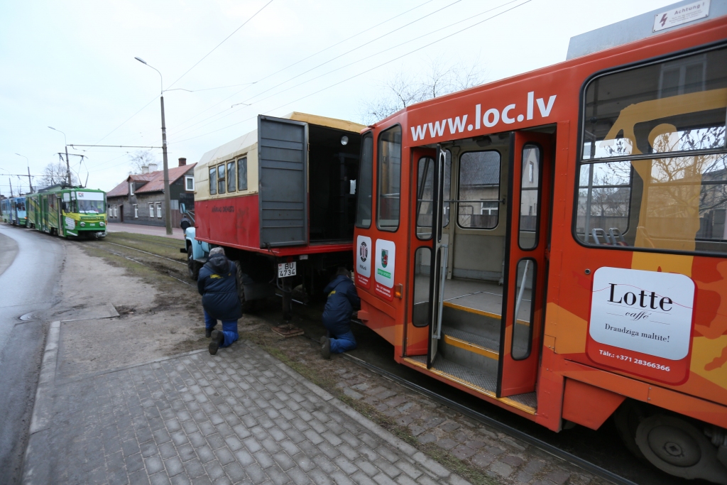 Papildināts – No sliedēm noskrējis tramvajs; satiksme atjaunota