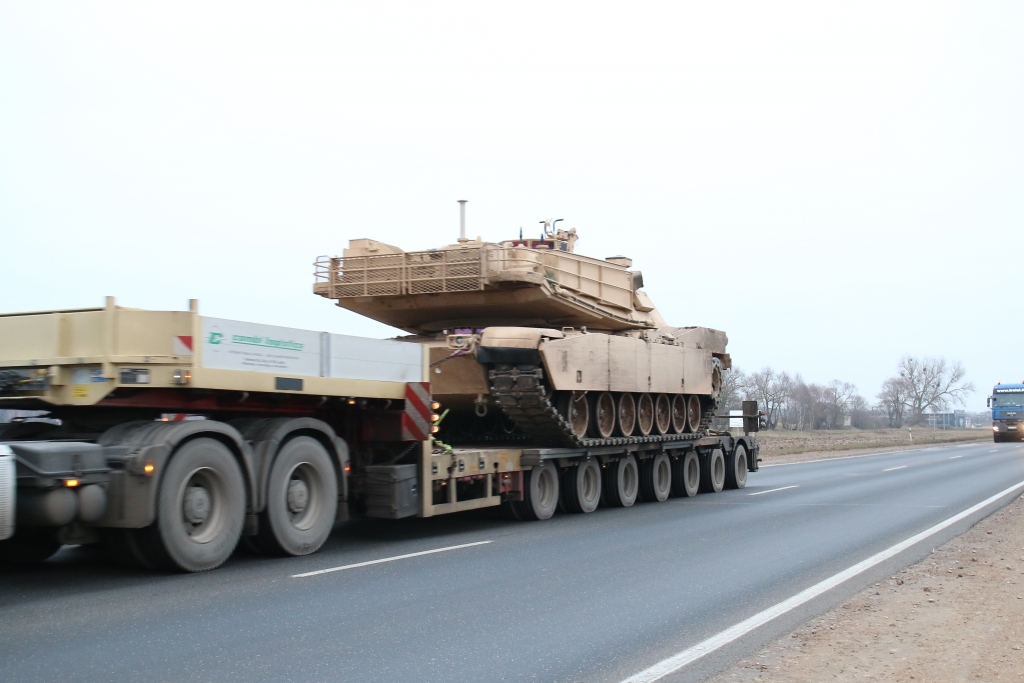 Pārvietosies ASV militārās tehnikas kolonnas