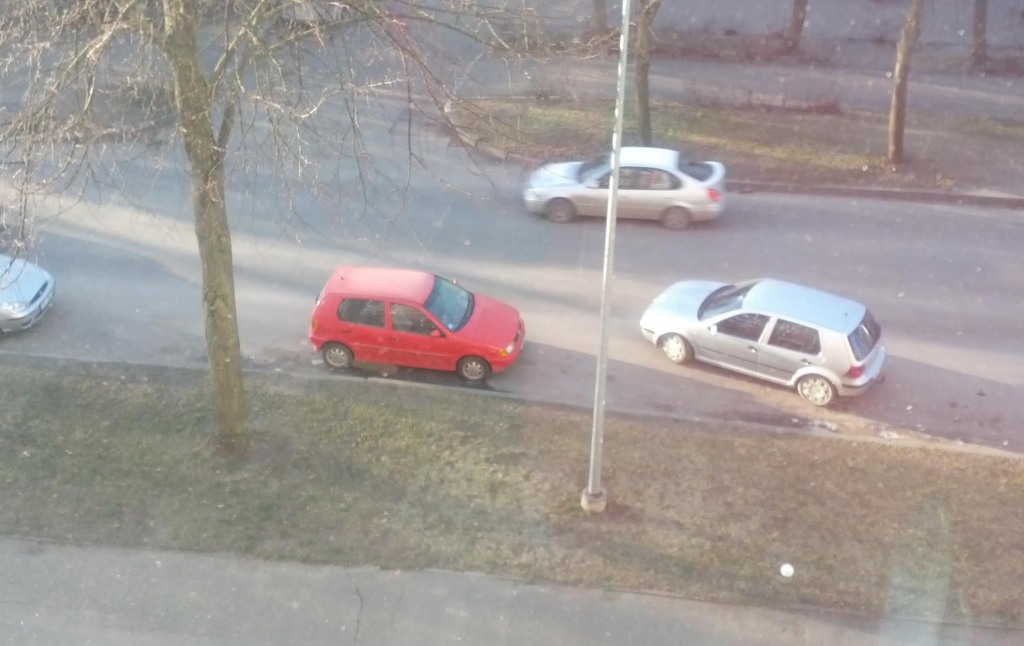 Pamests auto aizņem jau tā trūkstošās stāvvietas