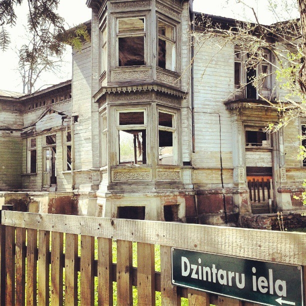 Kārtējo reizi deg grausts Dzintaru un Peldu ielas stūrī