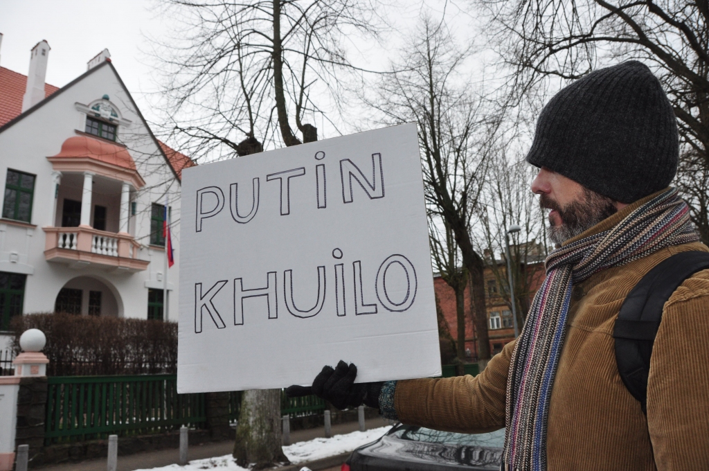 Vientuļš piketētājs pauž nosodījumu Krievijai