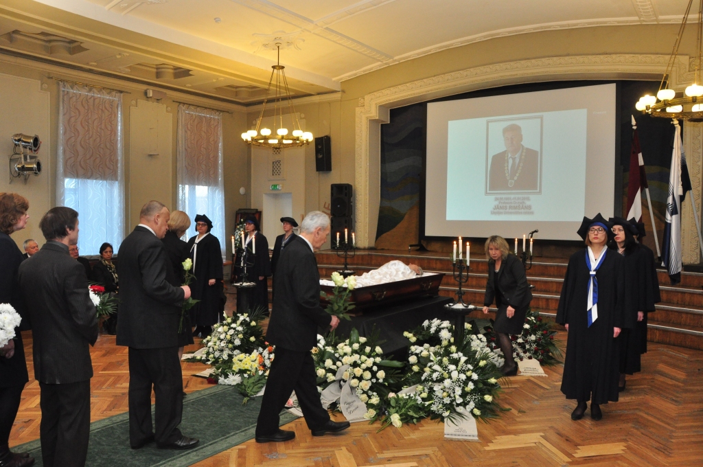 Atvadās no rektora Jāņa Rimšāna