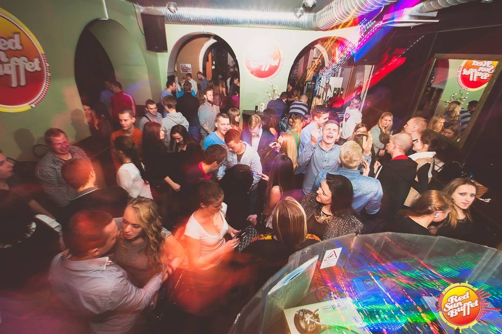 “Red Sun Buffet” turpina dzirkstīt jaunā gada noskaņās