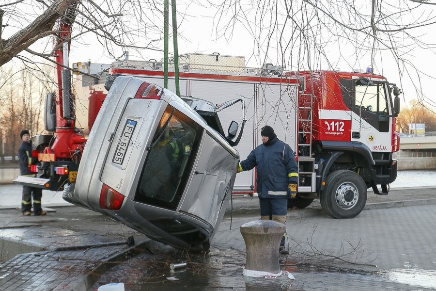 Atrasts vīrietis, kurš iebrauca kanālā