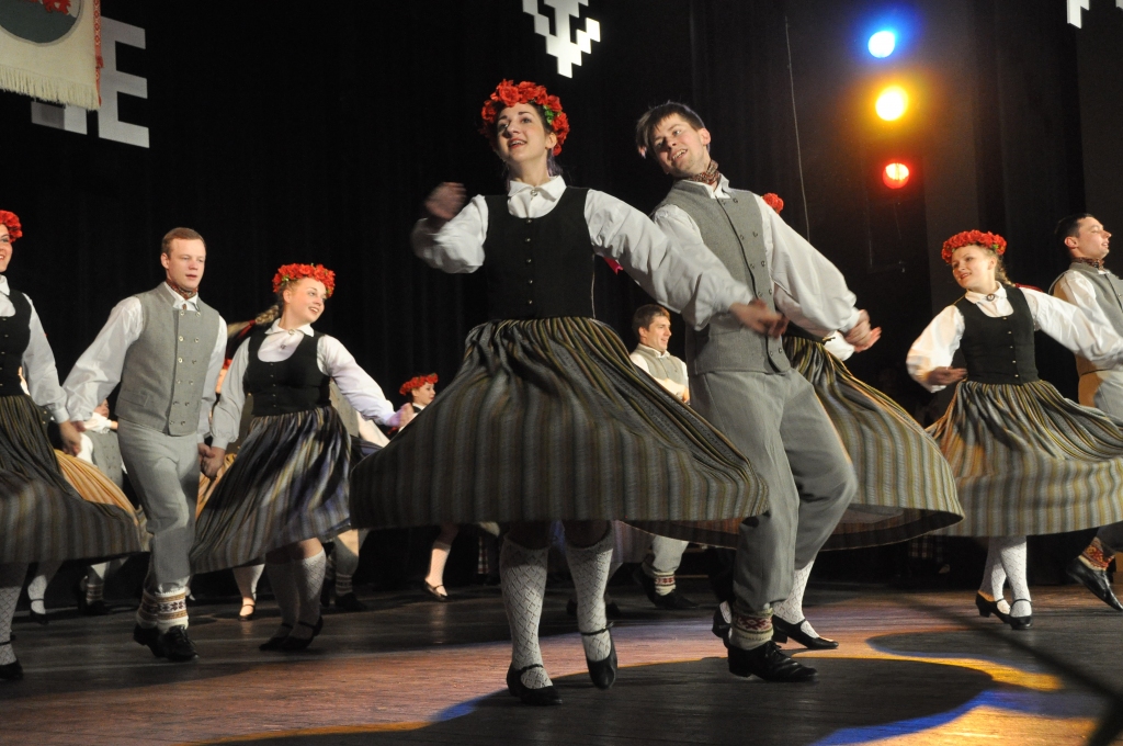 Ieskats tautas deju festivālā “Sadancojam Liepājā”