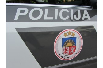 Brauc ar nereģistrētu motociklu; pie stūres sēžas reibumā
