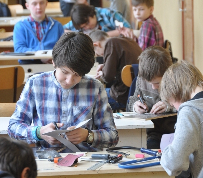 Zēni rāda savas mājturības zināšanas un prasmes