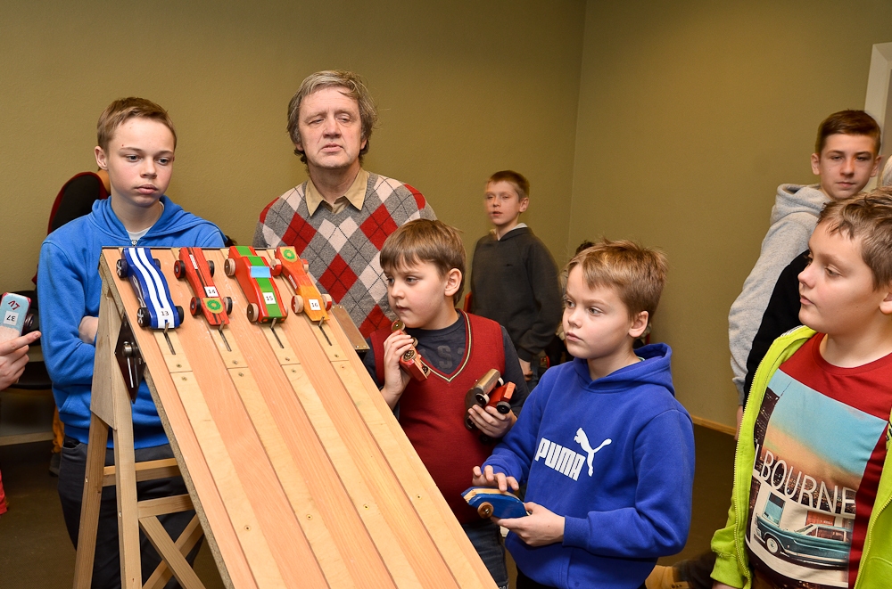 Buru laivu un koka automašīnu skriešanas sacensības
