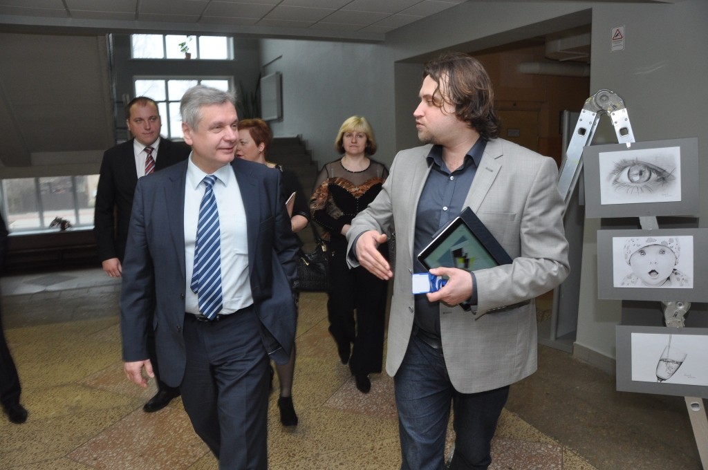 Kārlis Šadurskis vada matemātikas stundu