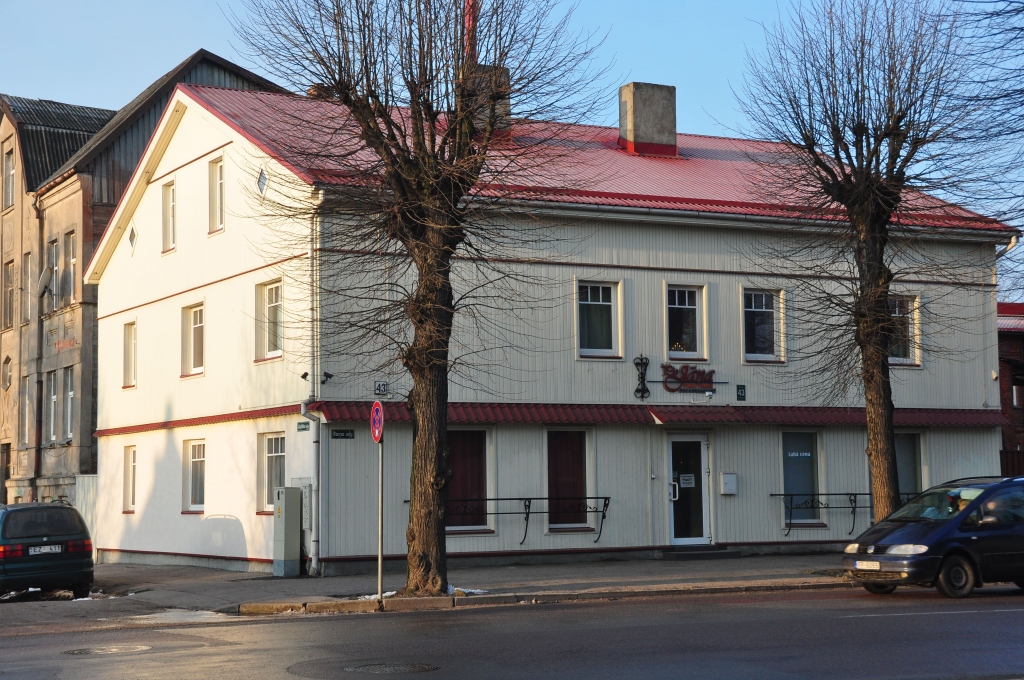 Viesnīcas pārdod, bet darbu turpina
