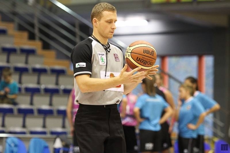 Kozlovskis oficiāli apstiprināts par septīto aktīvo FIBA kategorijas basketbola tiesnesi Latvijā
