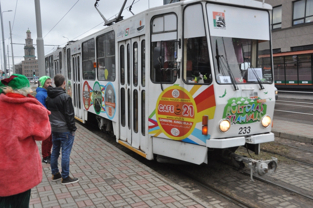 Jaunieši tramvajā apzīmē krēslus un apķēpā elektrosadales skapi