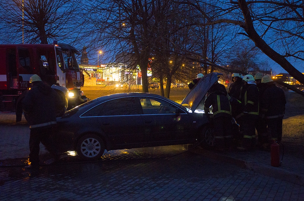 Vecā ostmalā aizdegas auto, Rubeņu ielā deg kūla