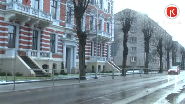 Lai bērnus reģistrētu 1. klasei, stāv rindā vairākas stundas