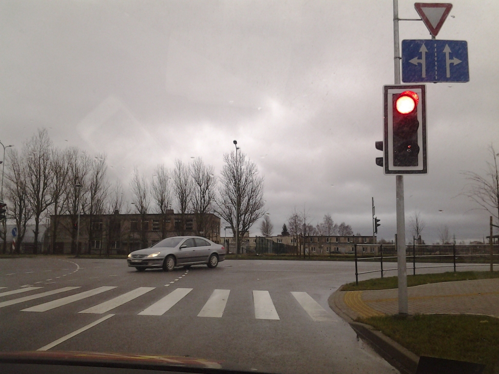 Ceļa zīmes turpmākos divus gadus uzturēs ”Latvijas autoceļu uzturētājs”, horizontālo apzīmējumu – ”Ceļu, tiltu būvnieks”