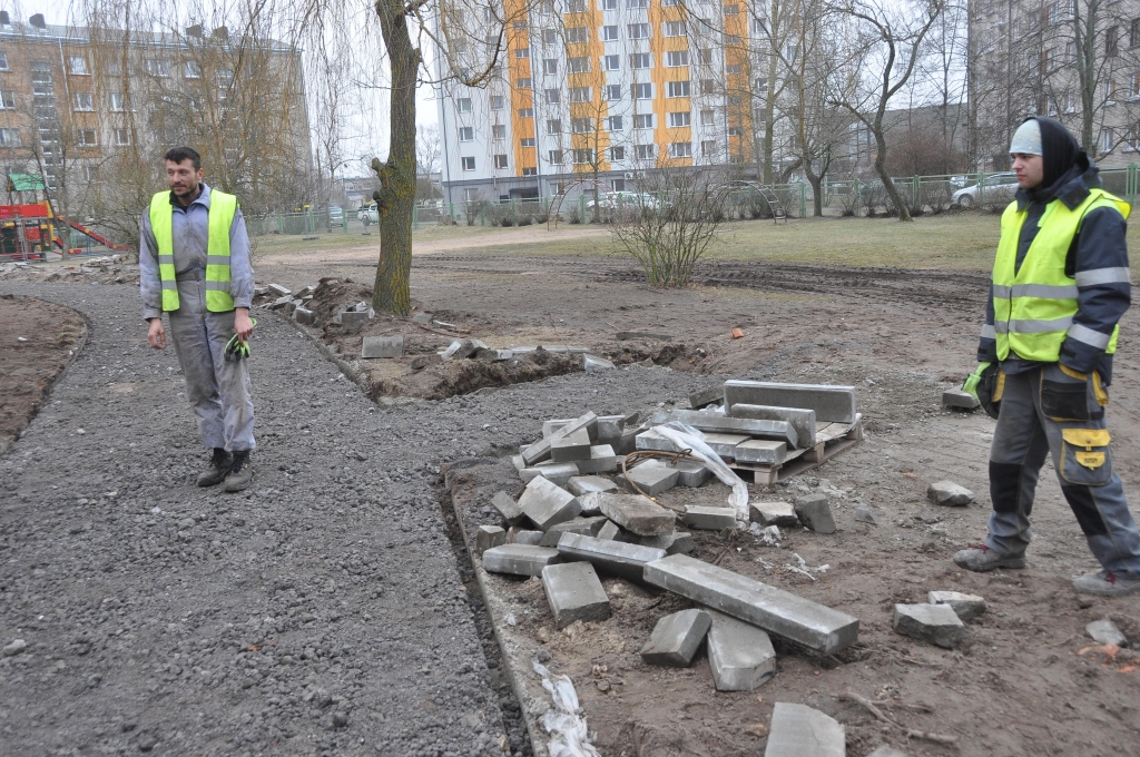 Ģenerāluzņēmējs atstāj neziņā būvniekus un skolu