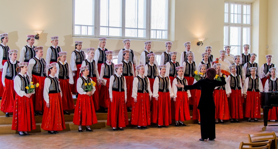 Sieviešu koris “Aija” ieskandina pavasari koncertā “Es bij’ meita, man bij’ vara”