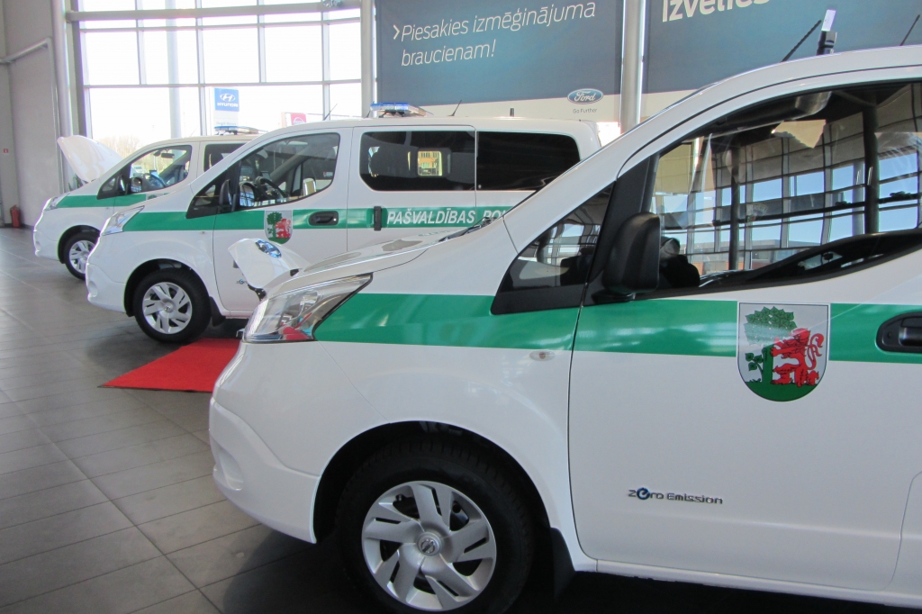 Pašvaldības policija saņem trīs jaunos ilgi gaidītos elektromobiļus
