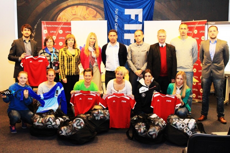 Saņem FIFA dāvāto ekipējumu