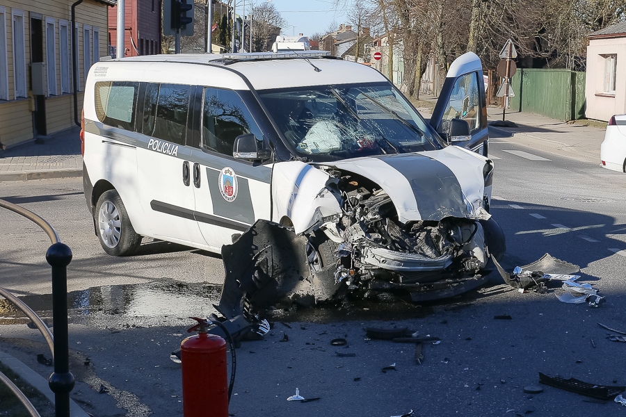 Papildināts – Steidzoties uz izsaukumu, saduras policija un ugunsdzēsēji
