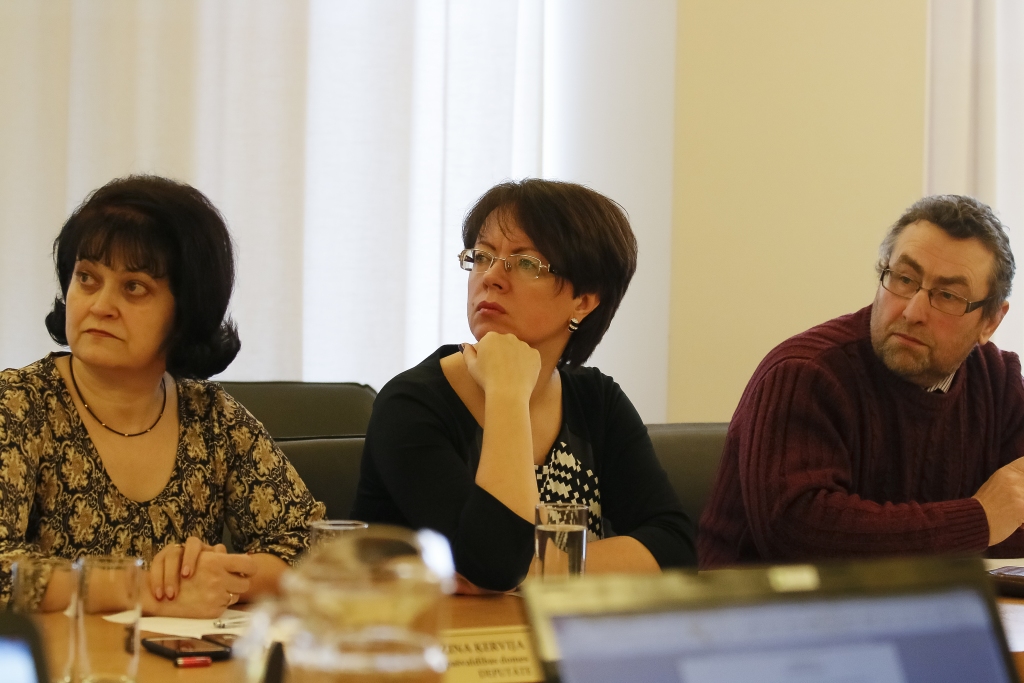 Spiesti samazināt algas