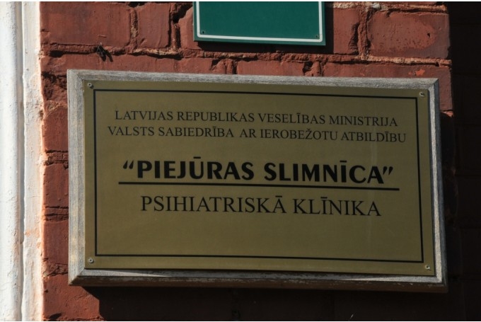 Pļavu ielas izvarotājs no apcietinājuma atbrīvots un ārstējas psihiatriskajā slimnīcā