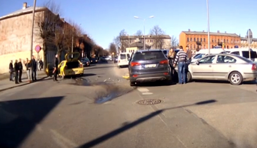 Jelgavas un Tirgus ielas krustojumā saduras trīs auto