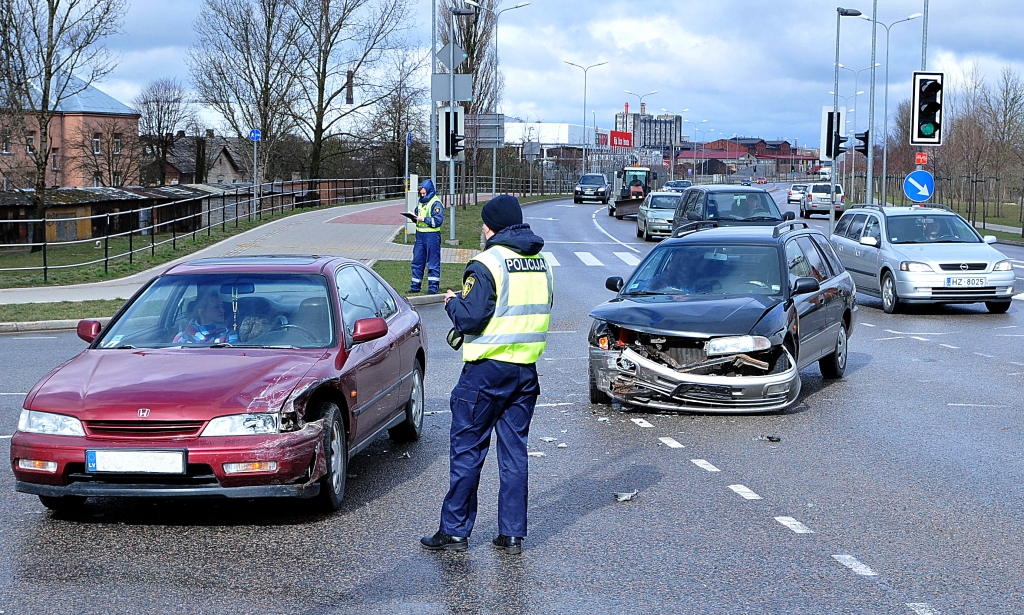 Papildināts (17:23) – Negadījumu pie Jaunā tilta izraisījis ”Hondas” vadītājs, iebraucot krustojumā pie luksofora sarkanā signāla