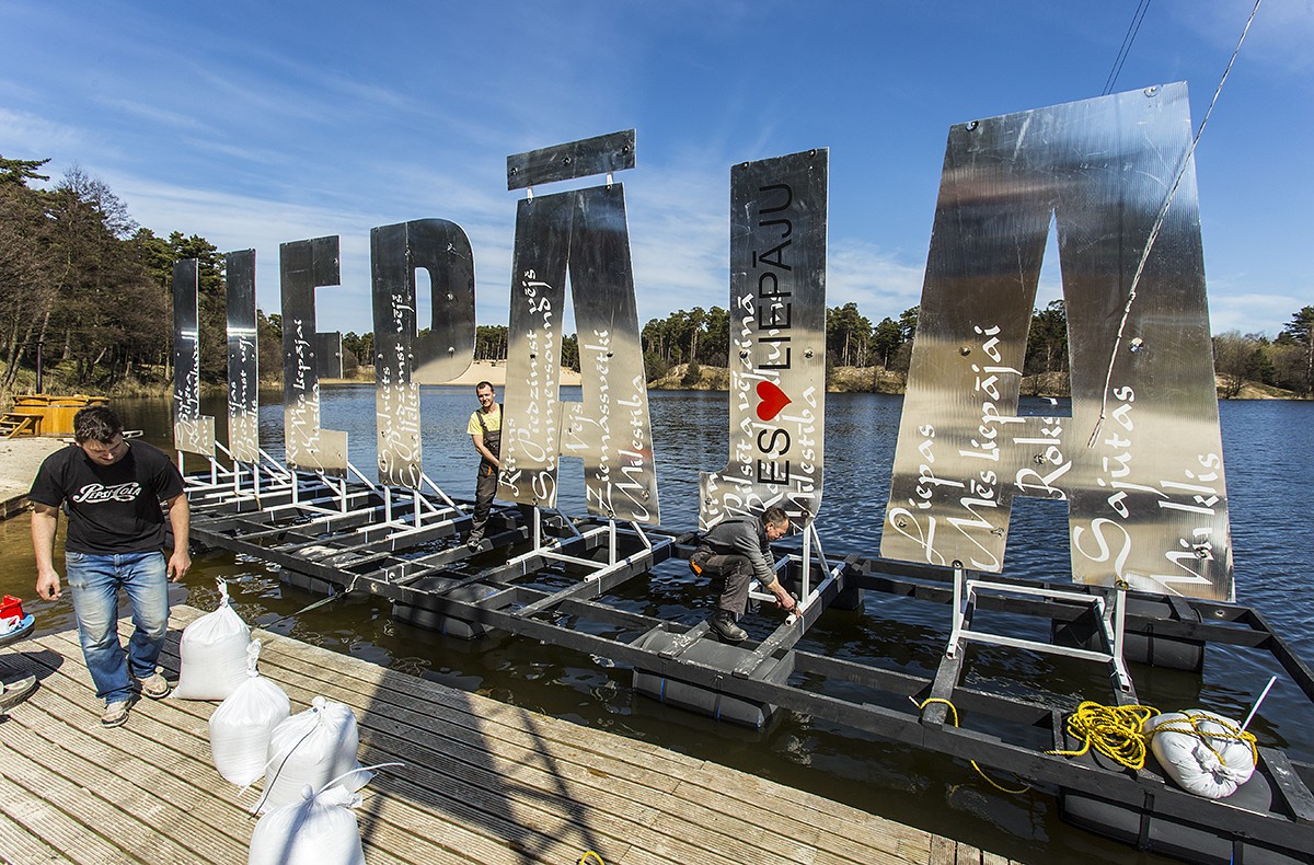 FOTO: Beberliņos uzstādīts uzraksts ”Liepāja”