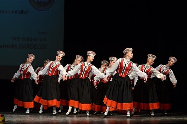 Tautas deju festivāla “Aprīļa pilieni” ceļojošo balvu aizved uz Rīgu