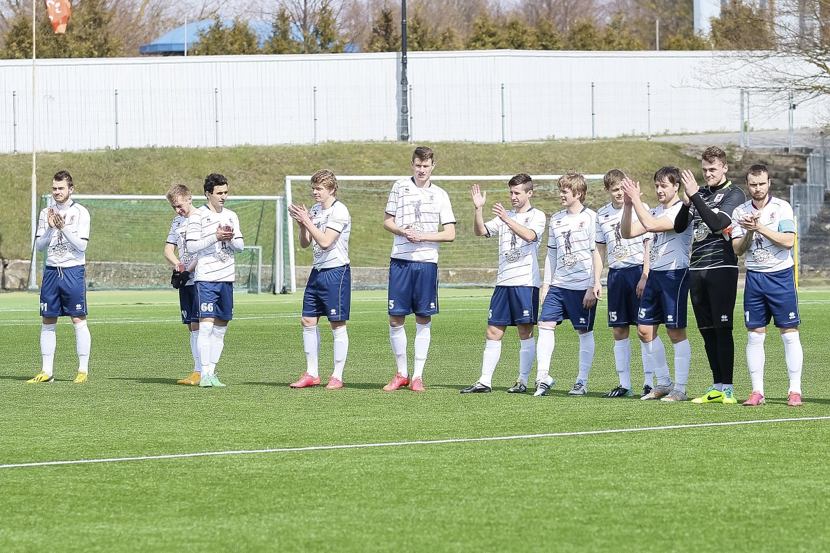 Mājās atkal iesit trīs
