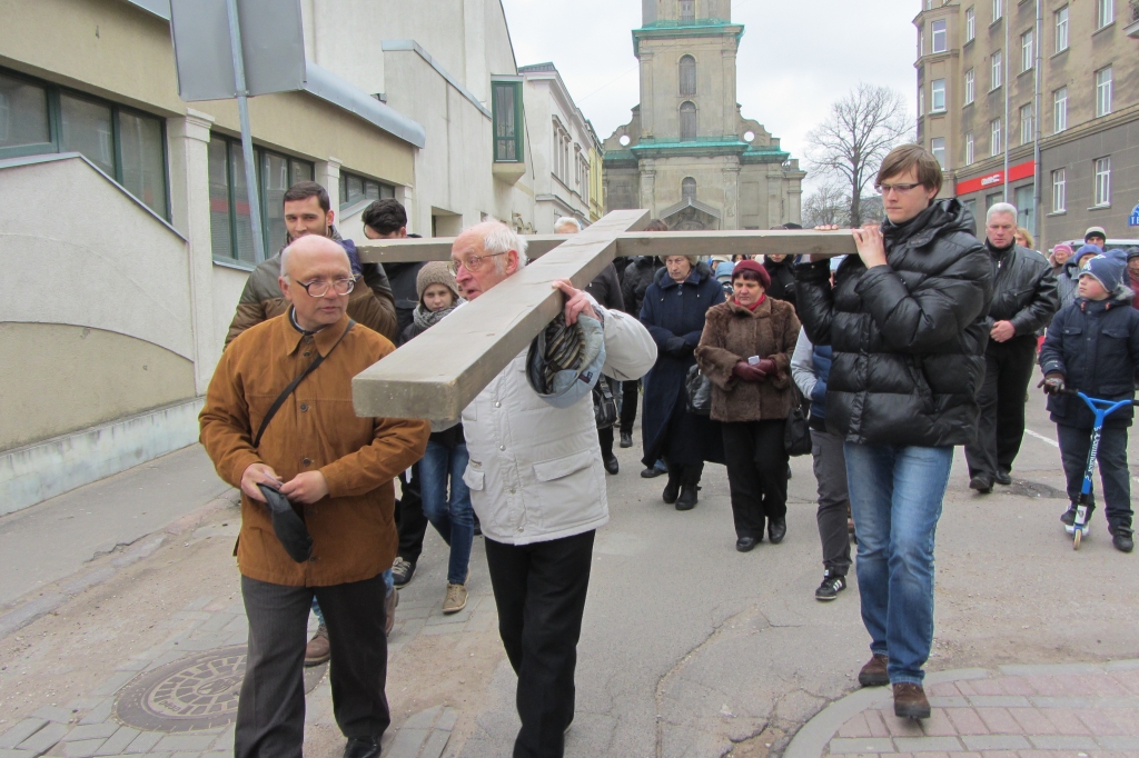 Liepājnieki dodas Krusta ceļa gājienā