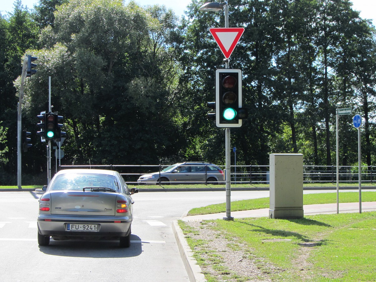 Novērš ugunsnelaimi pēc auto sadursmes