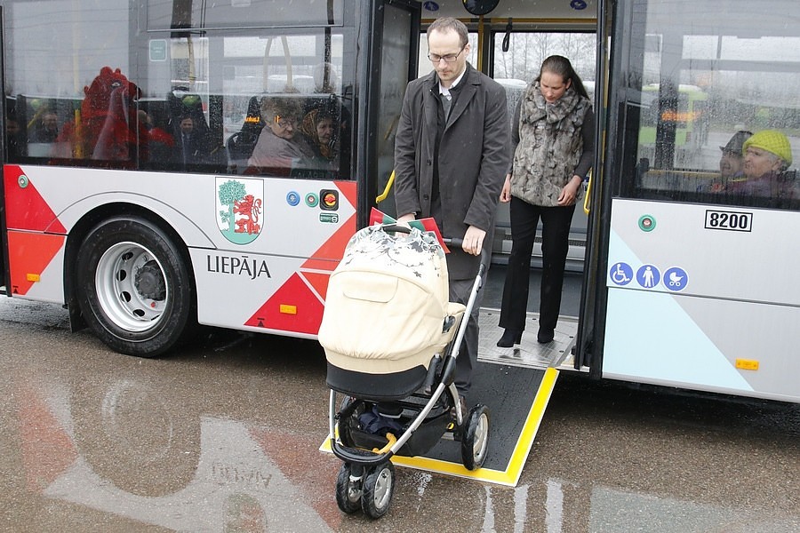 Liepājniekus uztrauc jaunie autobusi
