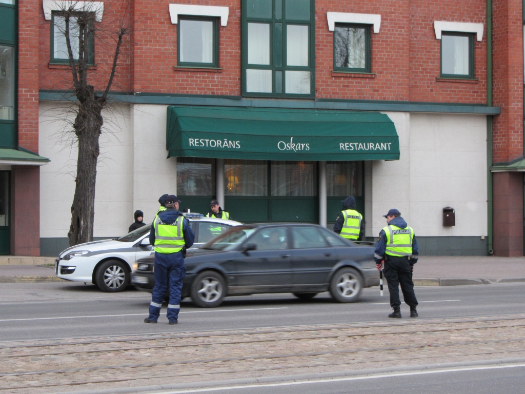 Lieldienu brīvdienu laikā policisti pastiprināti uzraudzīs ceļu satiksmi