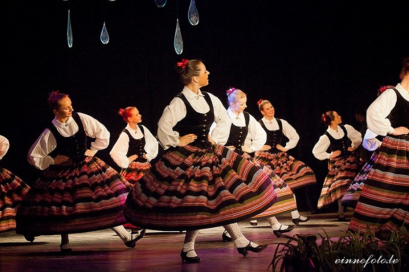 Aicina uz 11. Tautas deju festivālu “Aprīļa pilieni”