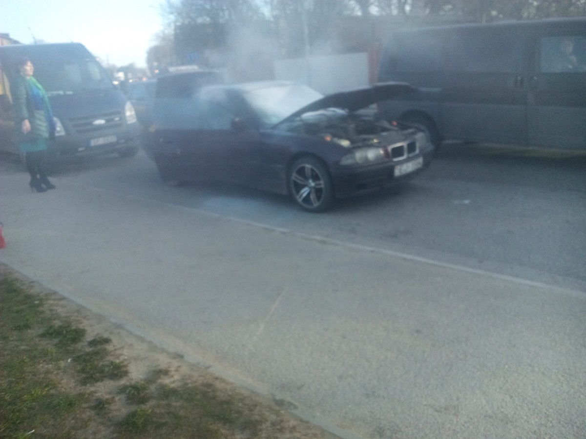 Pie pārbrauktuves aizdegas auto