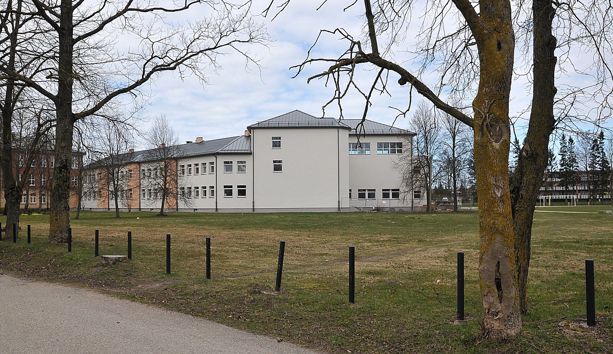 Paraksta līgumu par halles celtniecību