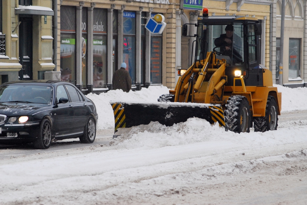 Daļu ziemā ieekonomētās naudas izmantos ielu infrastruktūras atjaunošanai