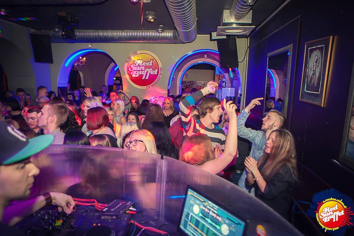 “Red Sun Buffet” garajās brīvdienās rīkos ballīšu maratonu