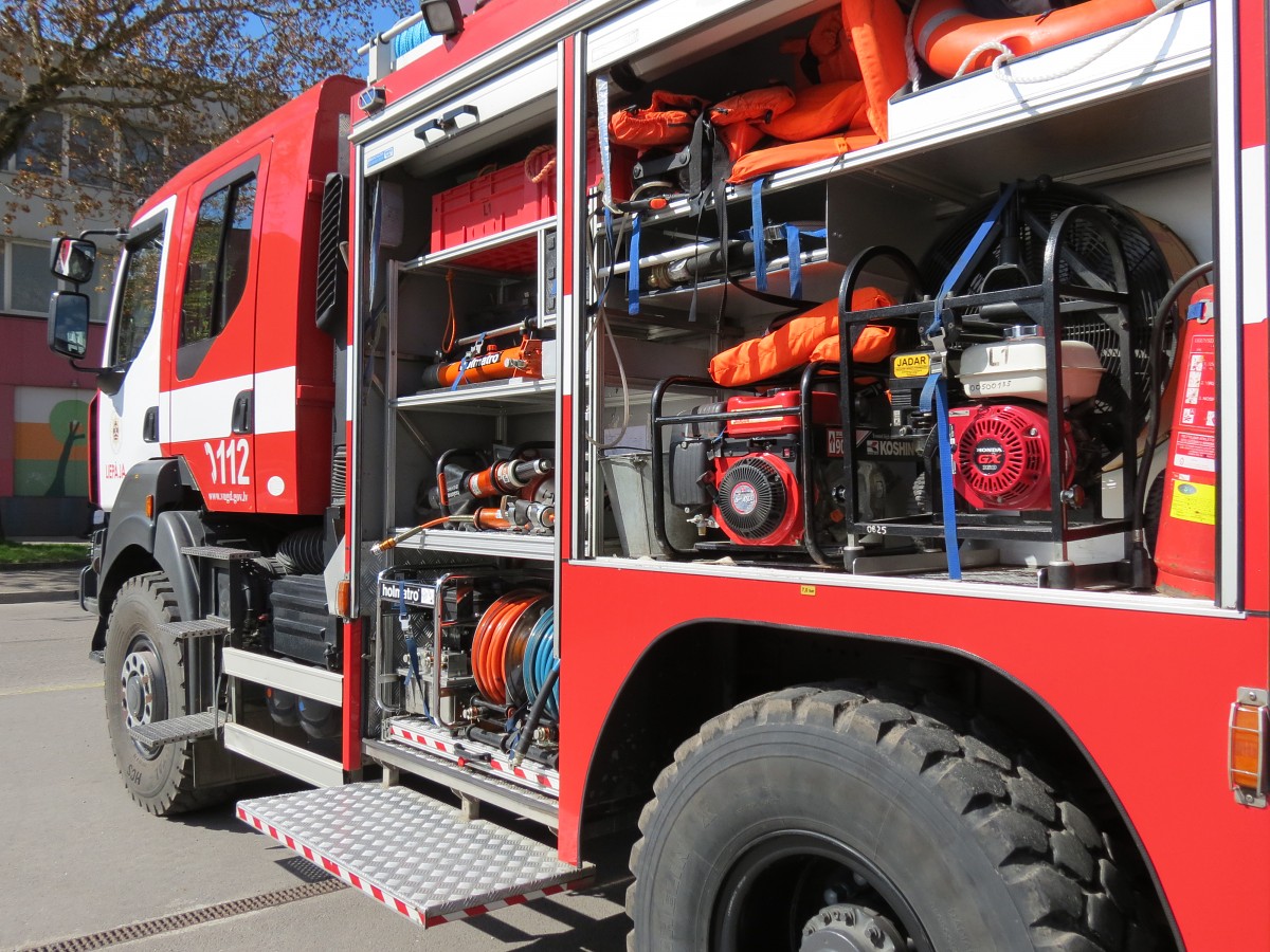 Glābj starp ēkām iekritušu kaķi un dzēš aizdegušos koku